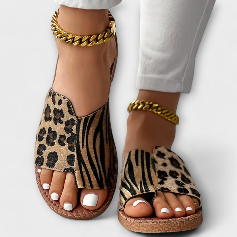 HÜBSCHE ZWEIFARBIGE SANDALEN MIT LEOPARDENPRINT