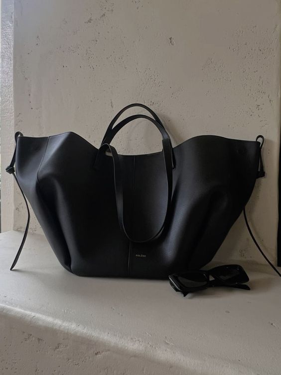 Pernilla – Elegancka torba z bocznymi wykończeniami